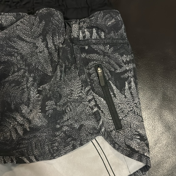 Lululemon shorts size 10 - Picture 4 of 4